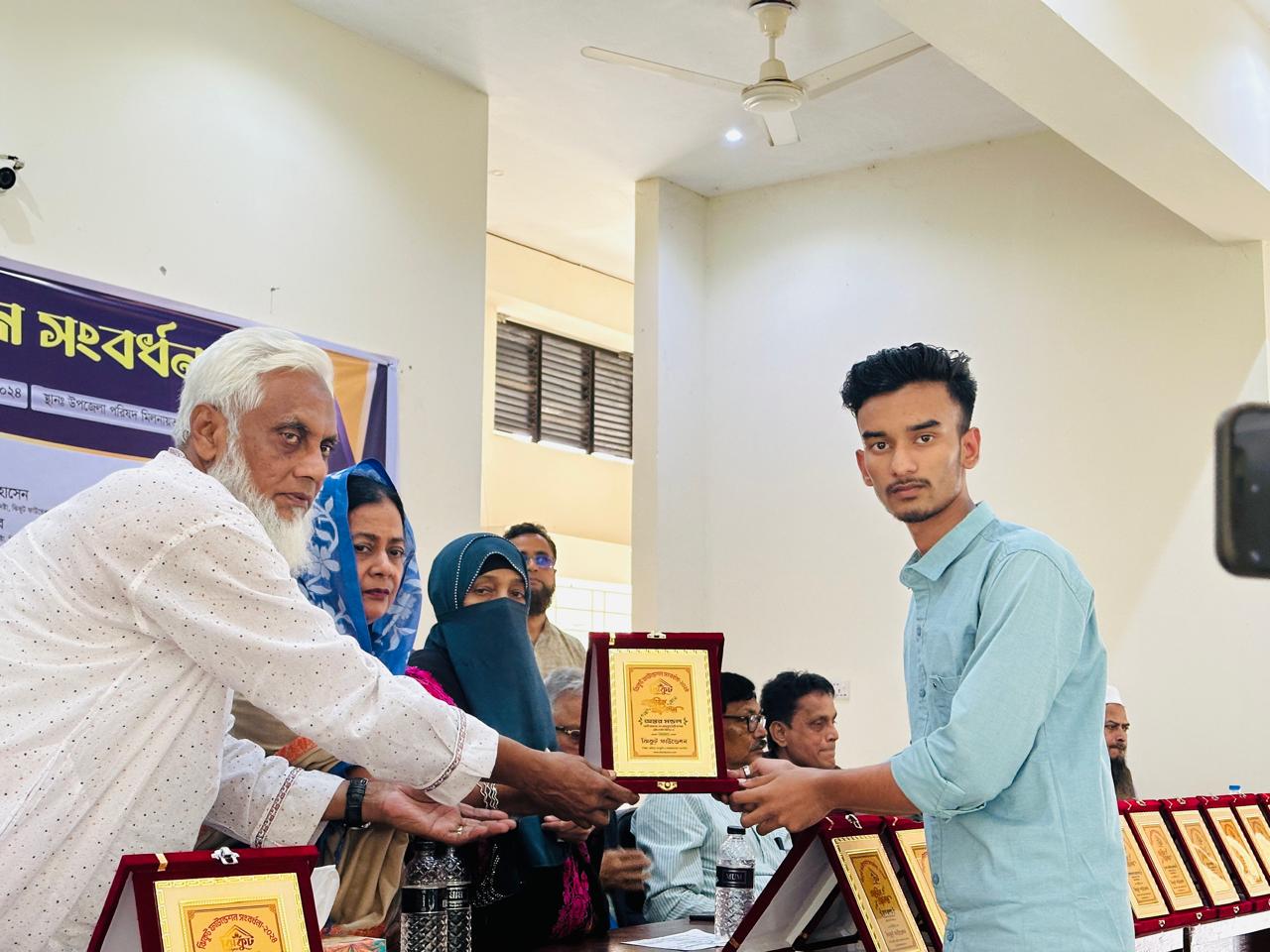 jhikut Foundation hosts reception for 28 HSC students in Sirajdikhan jhikut Foundation hosts reception for 28 HSC students in Sirajdikhan